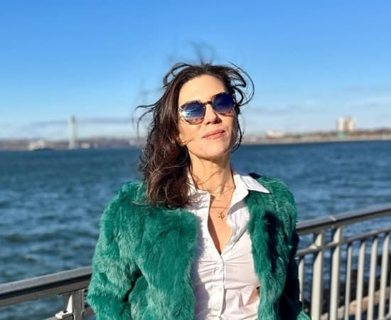 Sara Bues biography - American actress and producer portrait